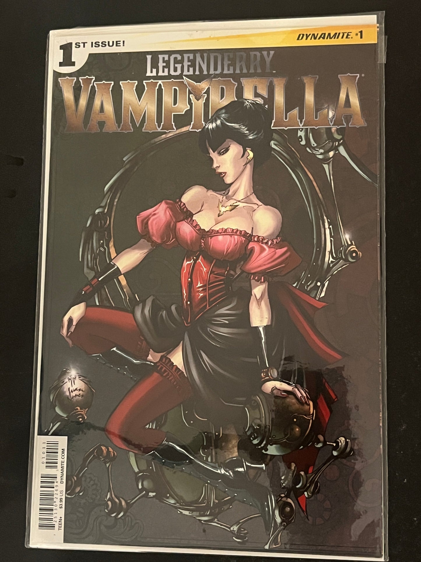 Legendary Vampirella 1 NM